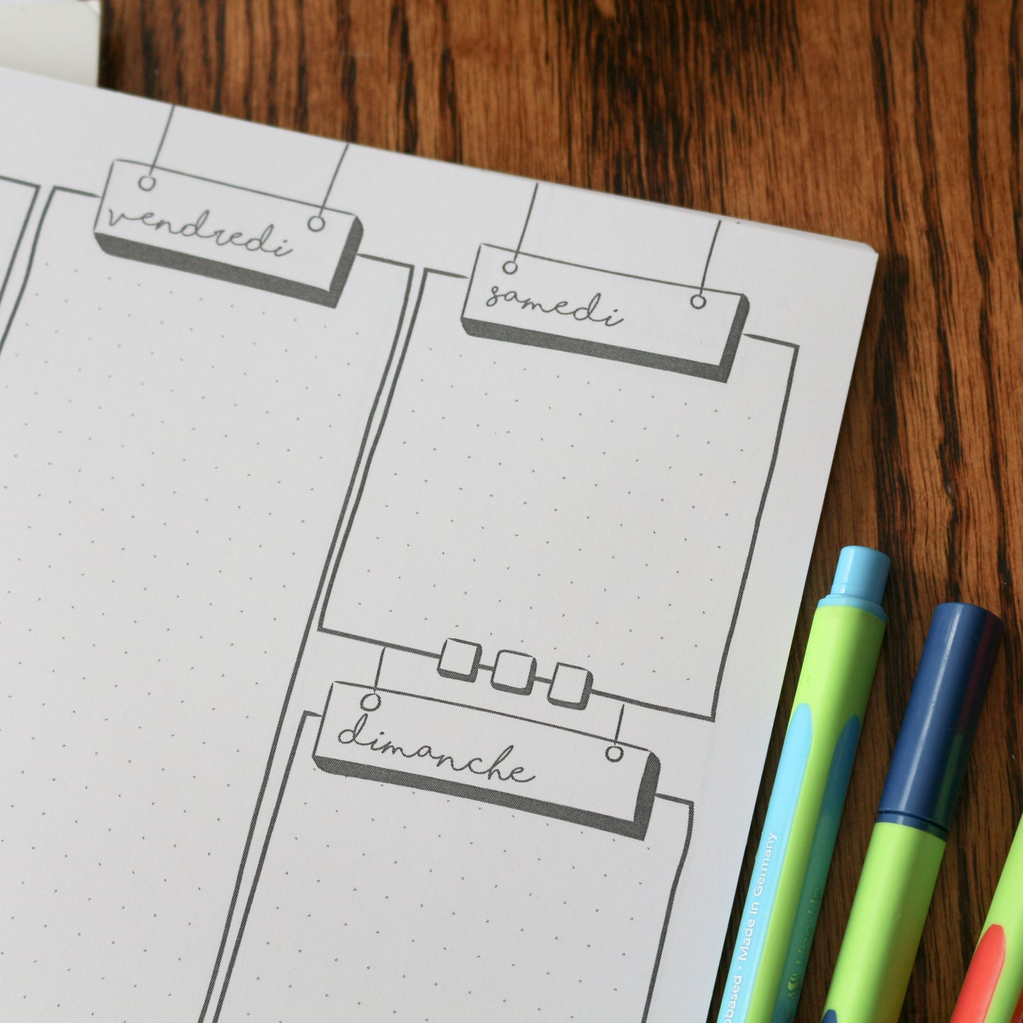 Toutes les pages ont des petits picots de style bullet journal