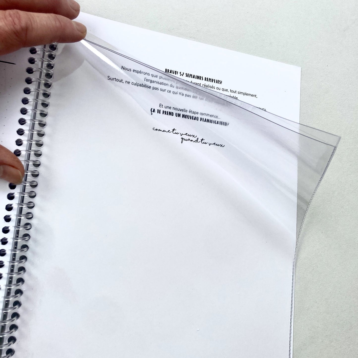la pochette transparente qui se trouve à la fin de l'agenda